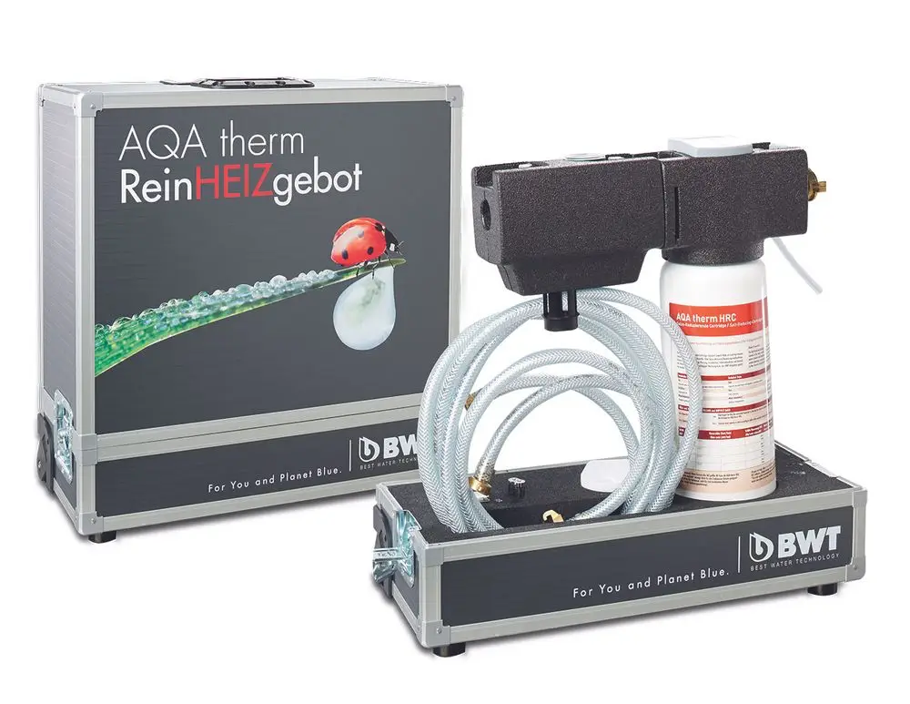 Mobiler Heizungsfüllkoffer von BWT, präsentiert in einem robusten Aluminiumkoffer, ausgestattet mit einem Pumpensystem und flexiblen Schläuchen zur Heizungsbefüllung.